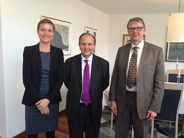 Fra venstre: Helga Fastrup Ervik (kontorsjef for Sivilombudsmannens forebyggingsenhet), Juan Mendez (FNs spesialrapportør mot tortur) og Malcolm Evans (leder for FNs underkomite for forebygging, SPT)