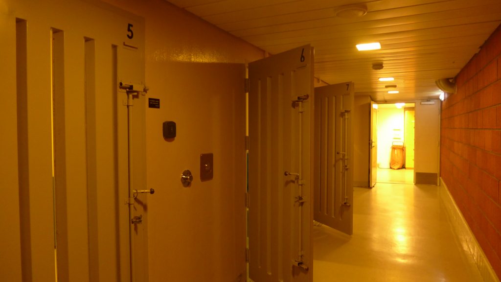 Gule dører i korridør