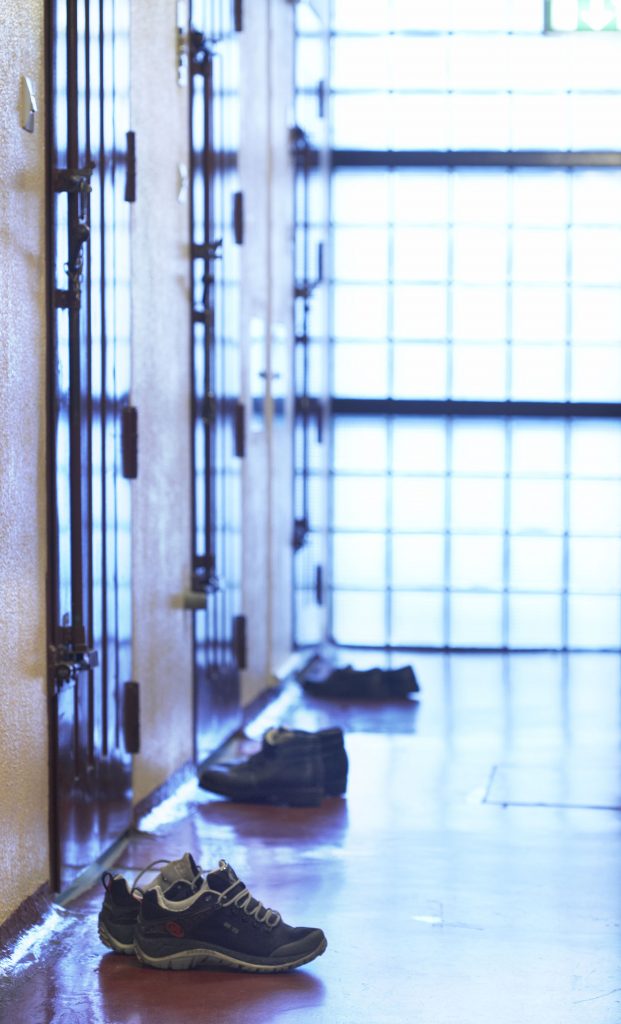 cellegang med sko utenfor