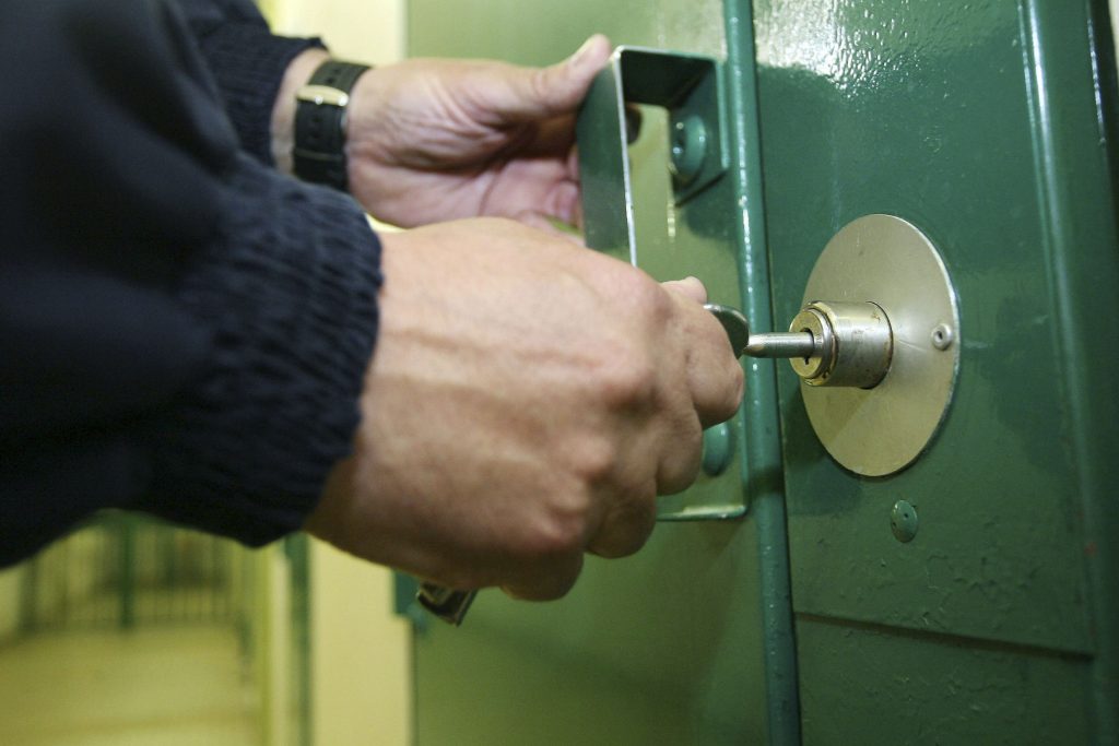 Hånd låser dør