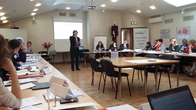 Gruppearbeid i rom med bord og stoler og flere personer