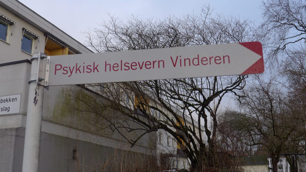Skilt som viser vei til voksenpsykiatrisk avdeling på Vinderen