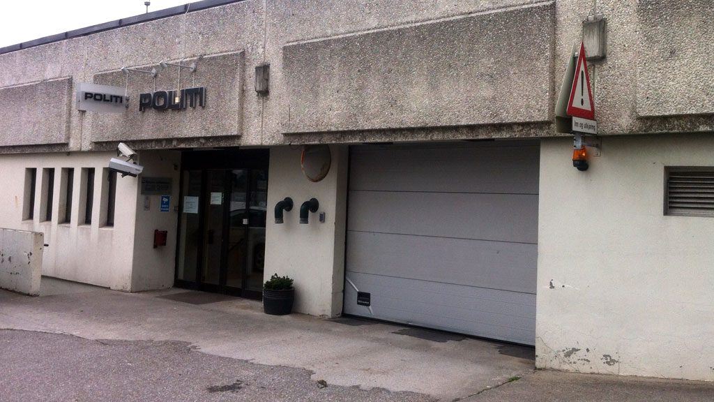 Utenfor Ålesund politistasjon.