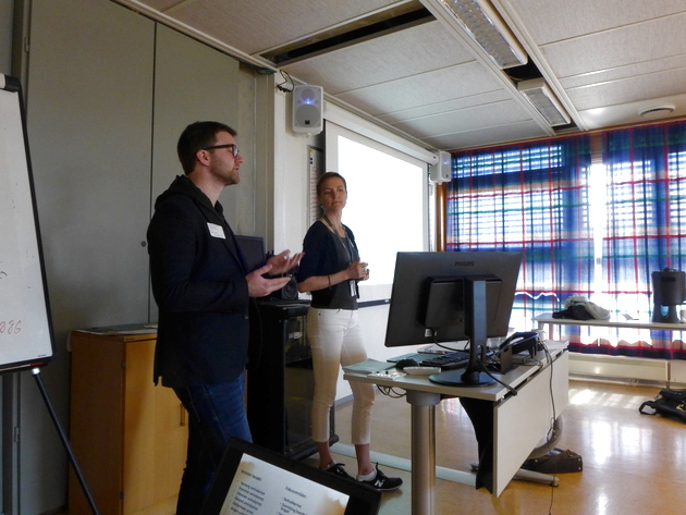 Johannes Flisnes Nilsen og Helga Fastrup Ervik underviste for en gruppe arrestforvarere i videreutdanning.