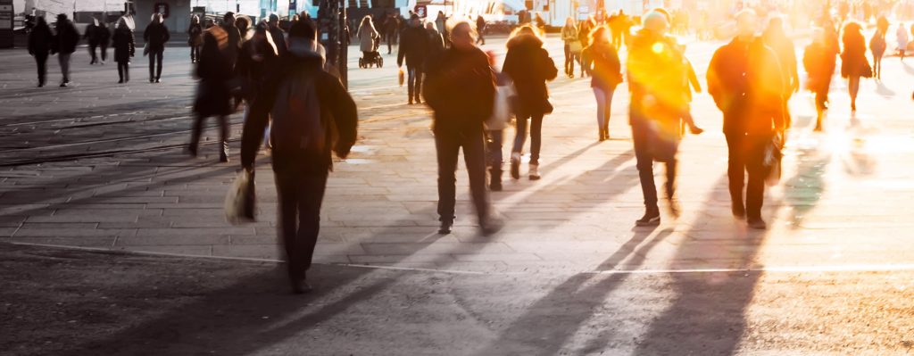 Folkemengde utendørs, skumring