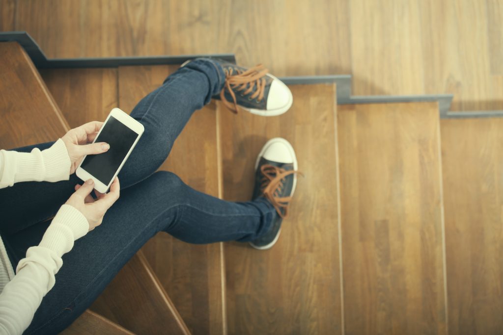 Barn som holder en mobil