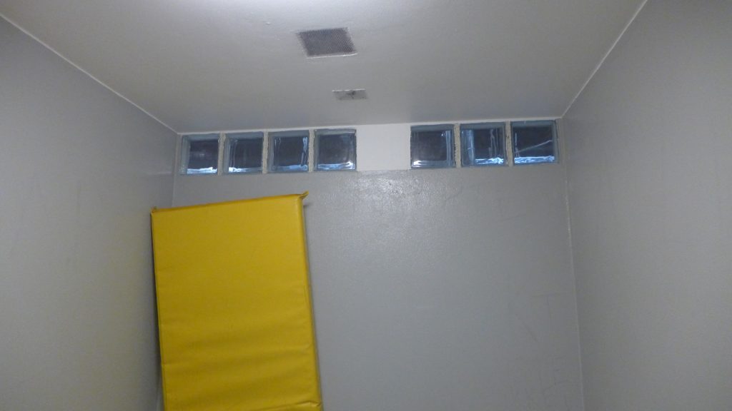 Celle med gul madrass stilt opp mot veggen