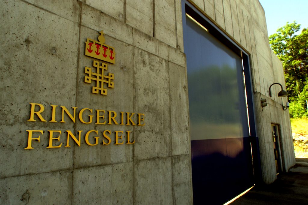 Ringerike fengsel skilt mot betong