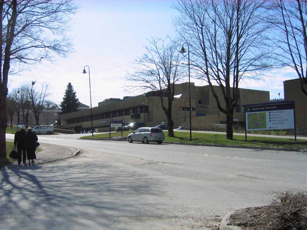 Asfalt og bygg i bakgrunnen