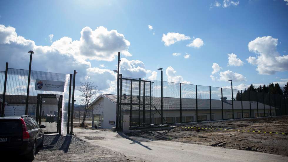 Ungdomsenhet Øst utenfra med blå himmel og skyer