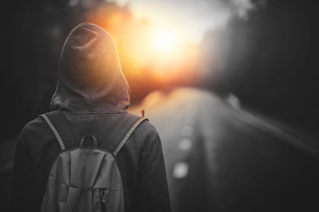 Mann med ryggen til foran vei