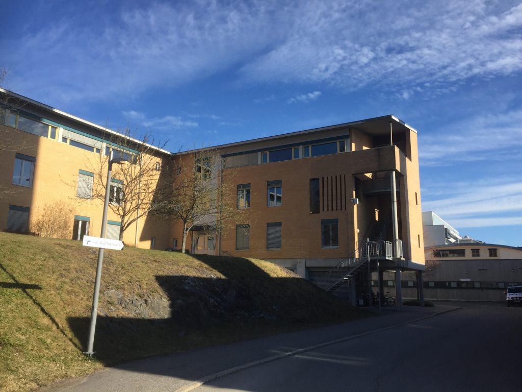 Gul bygning blå himmel