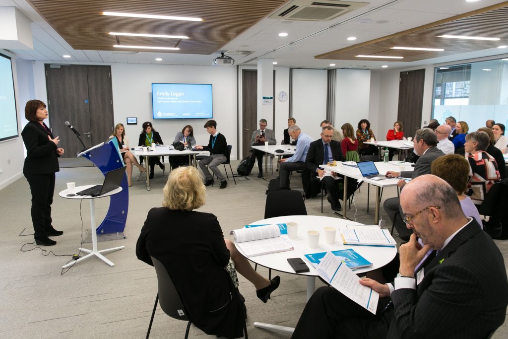 Personer sittende rundt runde bord