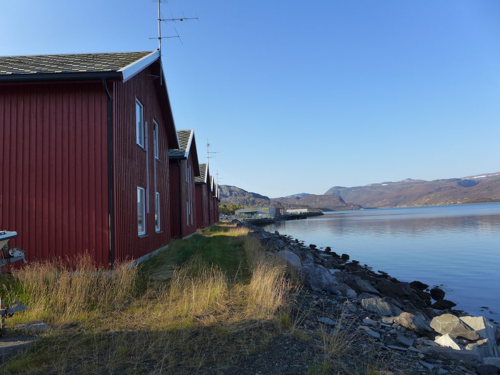 Røde bygninger i vannkanten