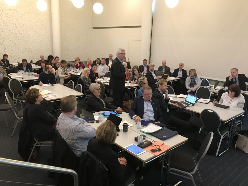 alle fylkesmenn samlet i konferanse