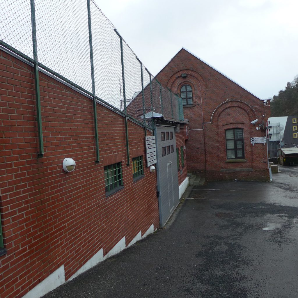 Røde vegger og gjerde