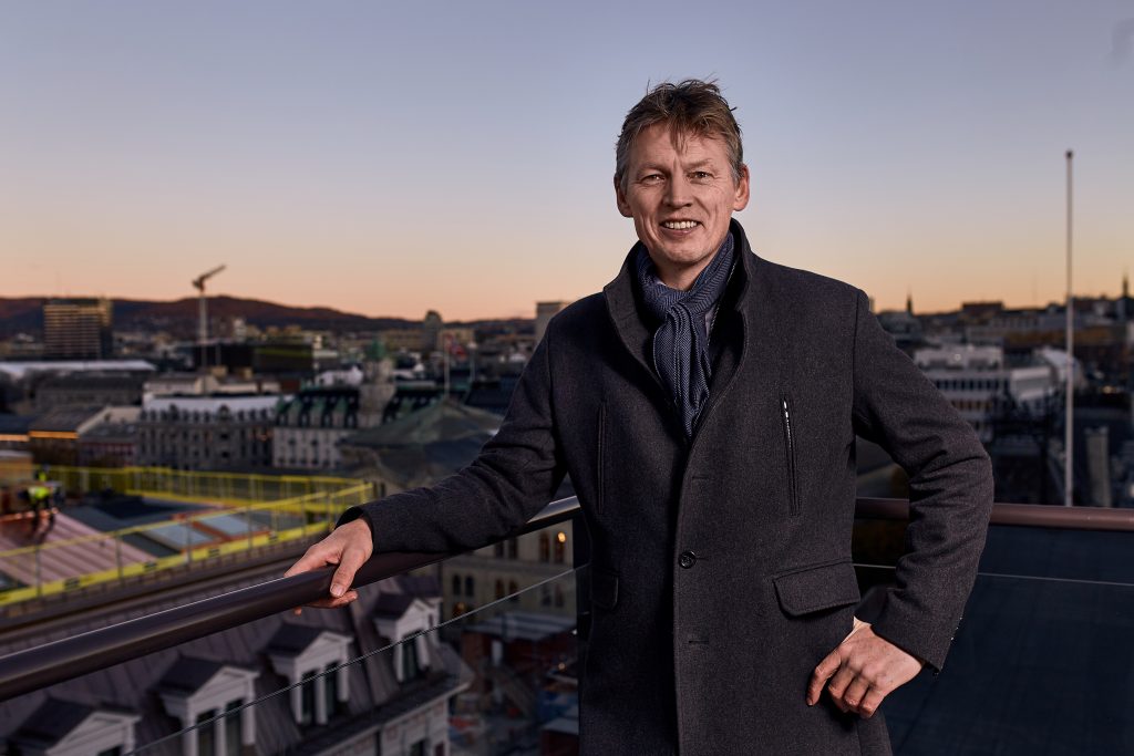 Aage Thor falkanger med utsikt i bakgrunnen