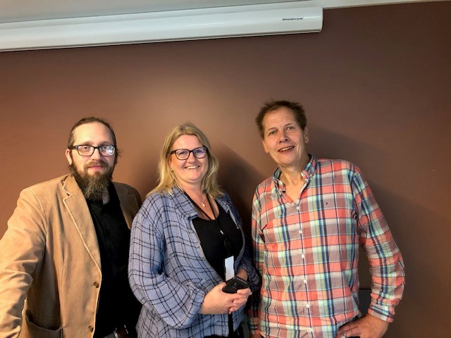 To menn og en kvinne mellom dem