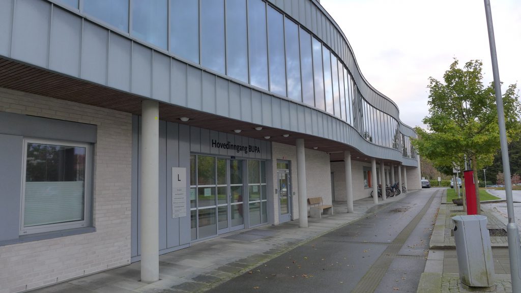 Grå bygning eksteriør