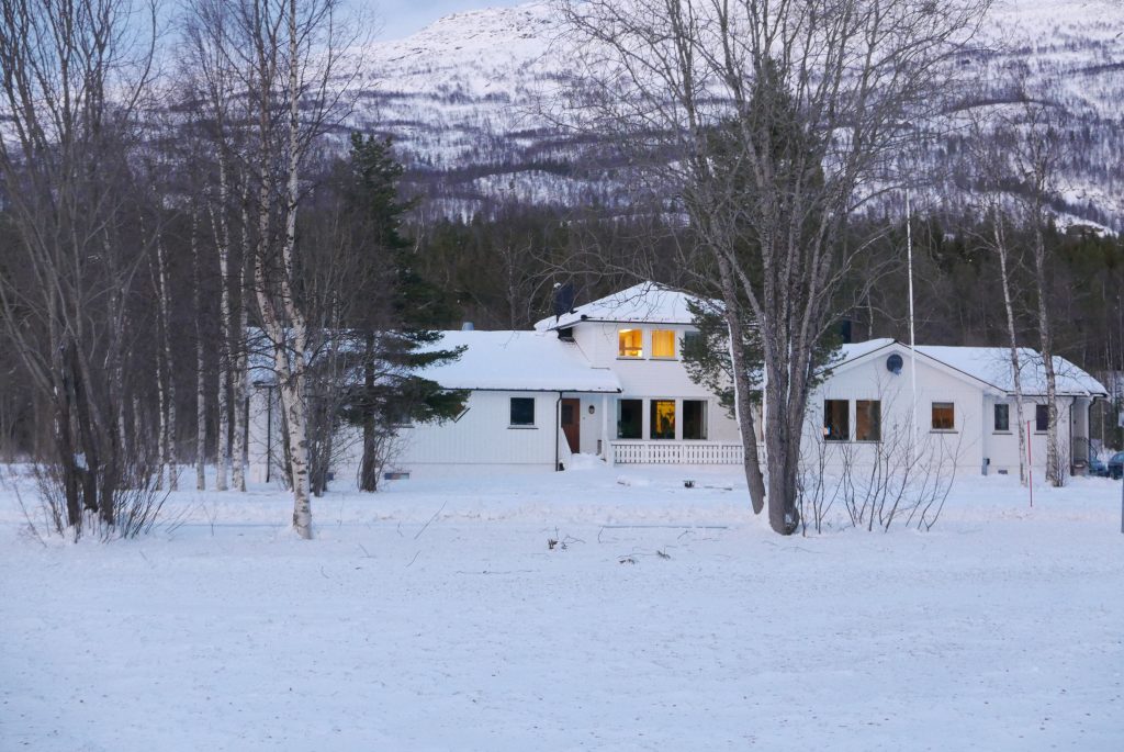 Hvit bygning i snølandskap