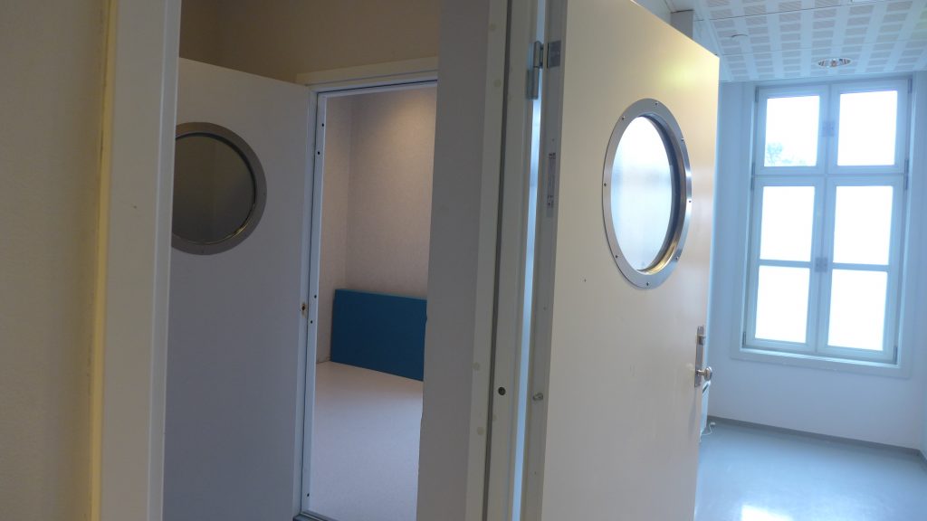 Dør med rundt vindu