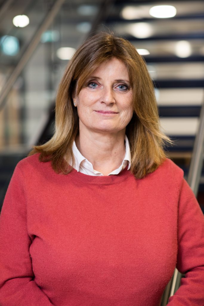 Hanne Harlem rød genser og trapp bak