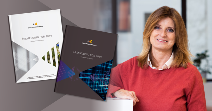 Hanne Harlem i rød genser og forsidebilde av to årsmeldinger