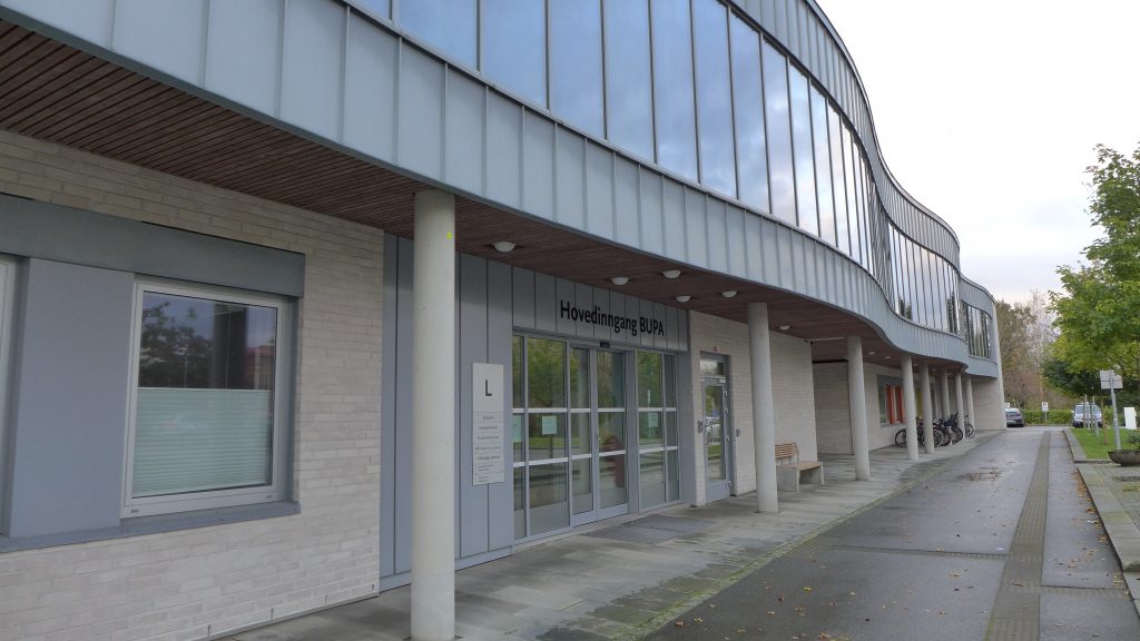 Grå eksteriørfoto bygning