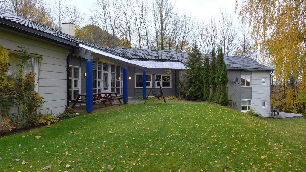 Eksteriørfoto bygning med grønt gress foran