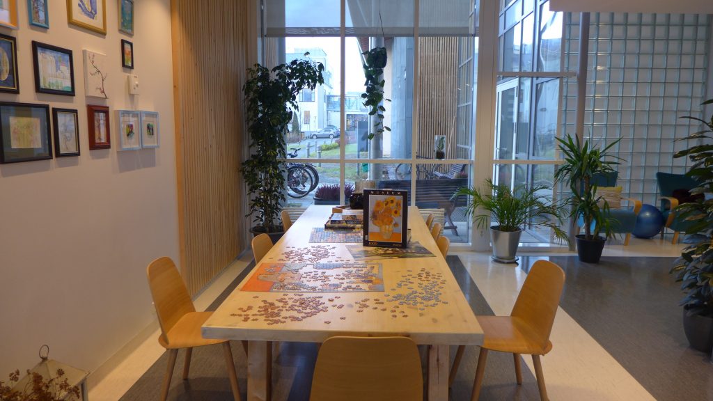 Interiør - bord med stoler, planter bak