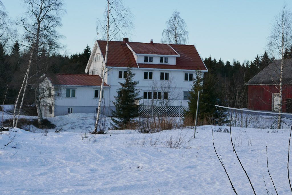 Hvit bygning snølandskap