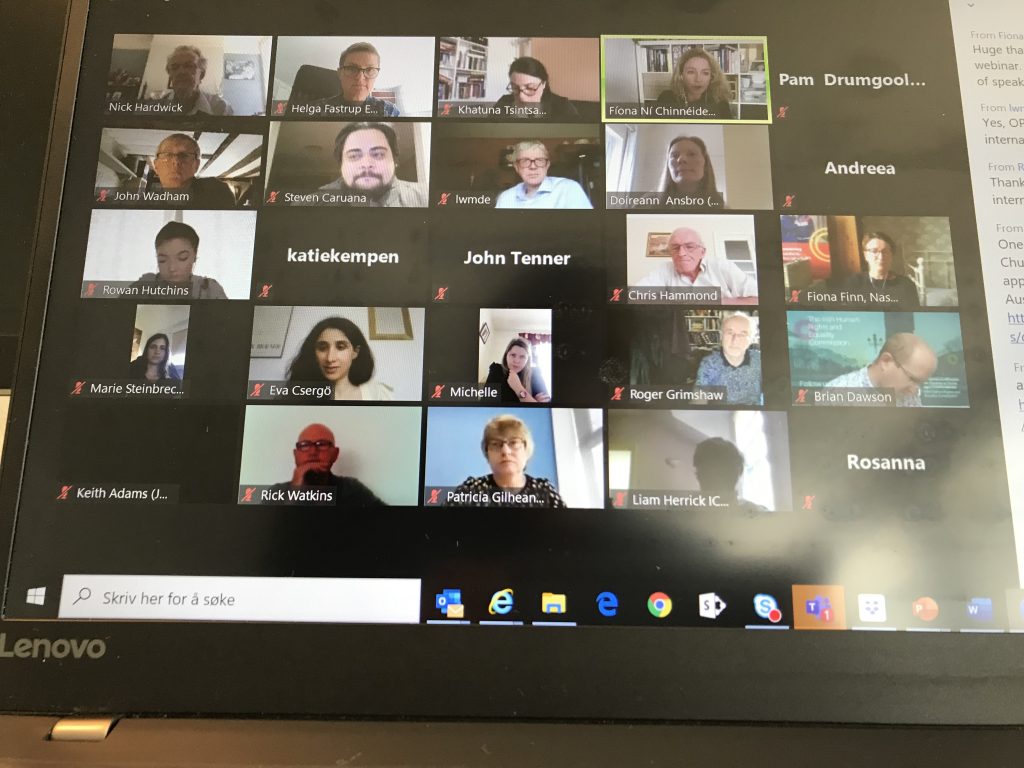 Skjerm som viser teamsmøte - mange små bilder