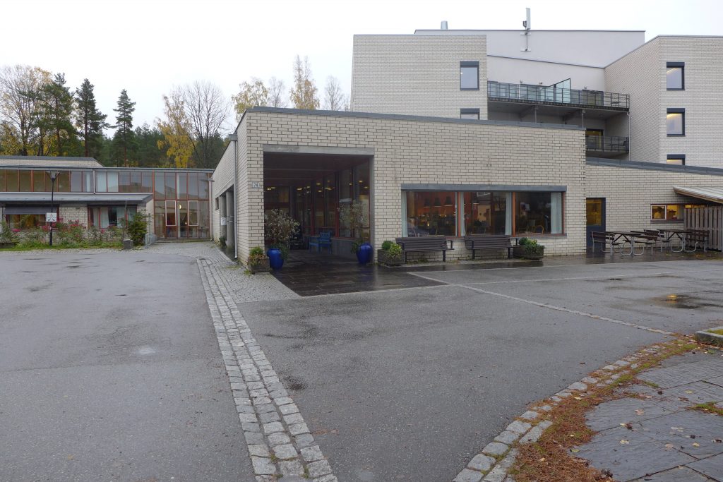 Uteområde grå bygning