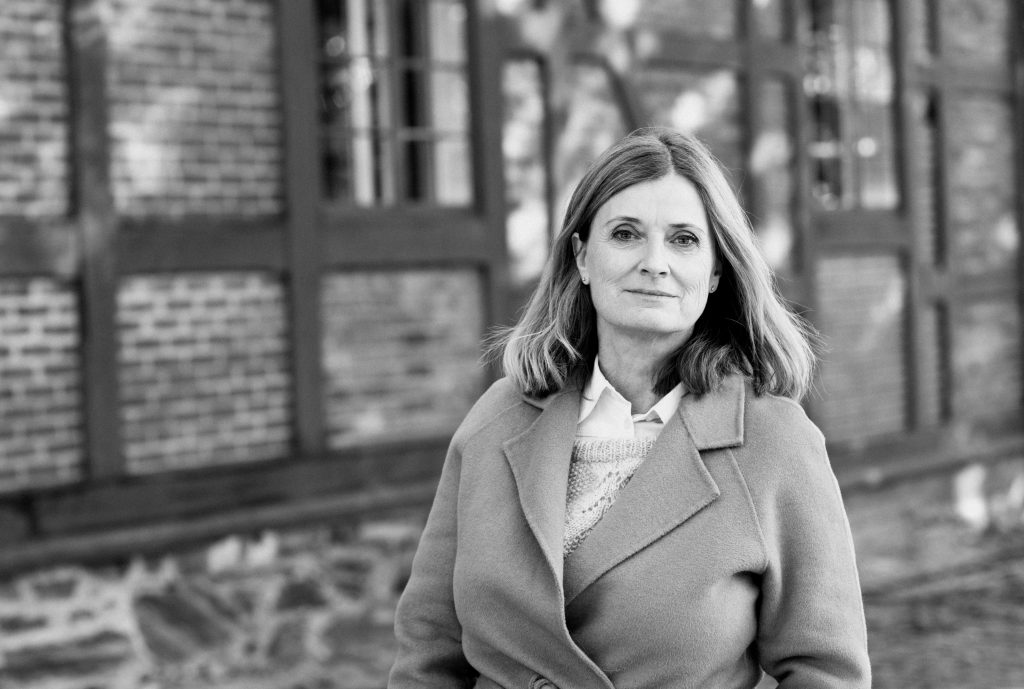 Sivilombud Hanne Harlem i svart-hvitt, foran bygning på Akershus festning Foto: Mona Ødegård, Sivilombudet