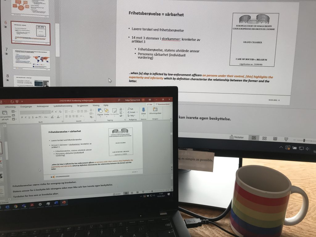 PC-skjermer og kaffekopp