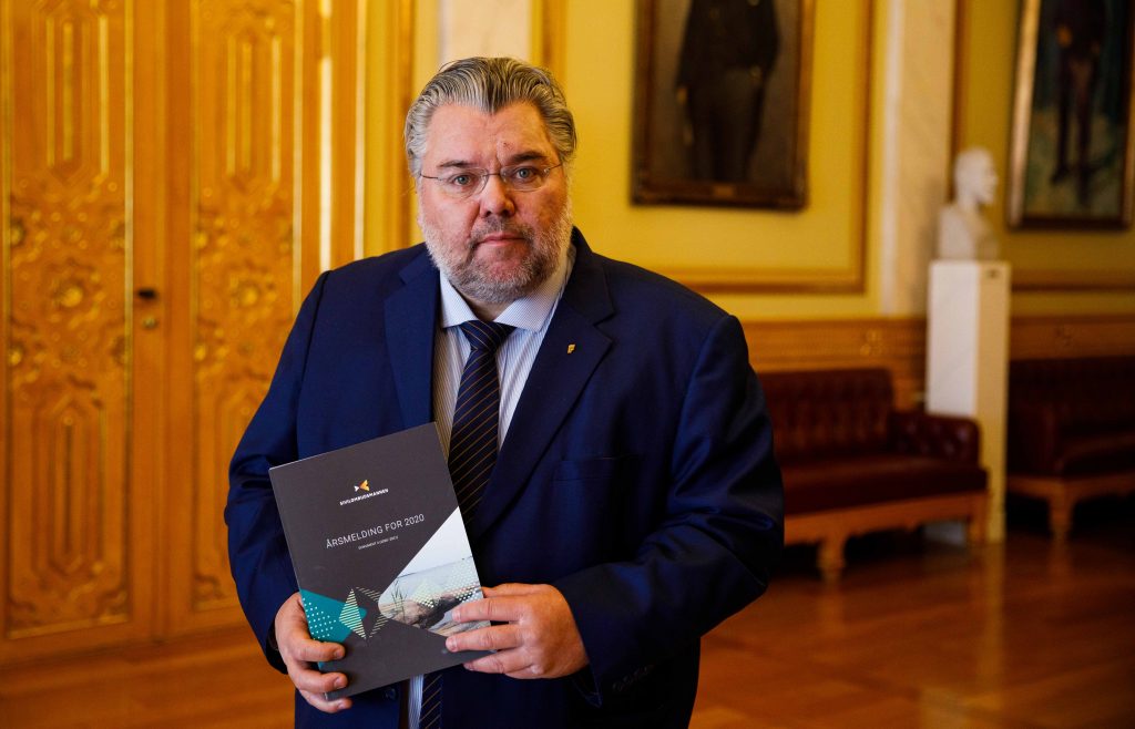 Andre visepresident Morten Wold har mottatt årsmeldingen fra Sivilombudsmannen. Foto: Erik Thompson/Stortinget