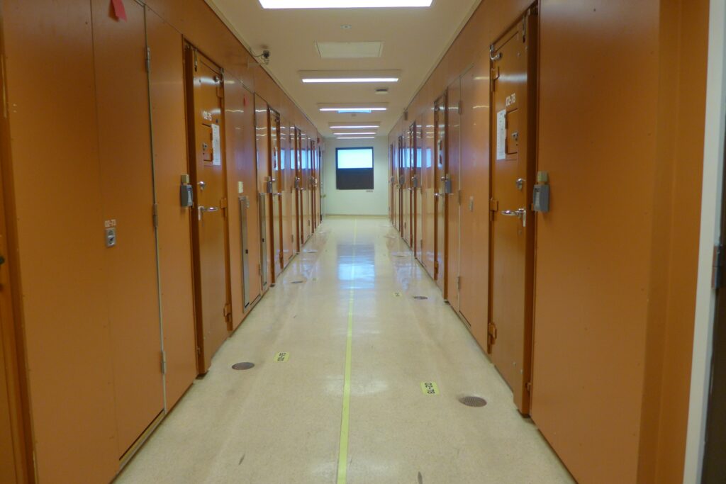 Politiarrest gang med celledører