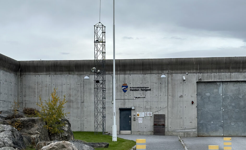 Grå murbygning eksteriør, med bokstaver 