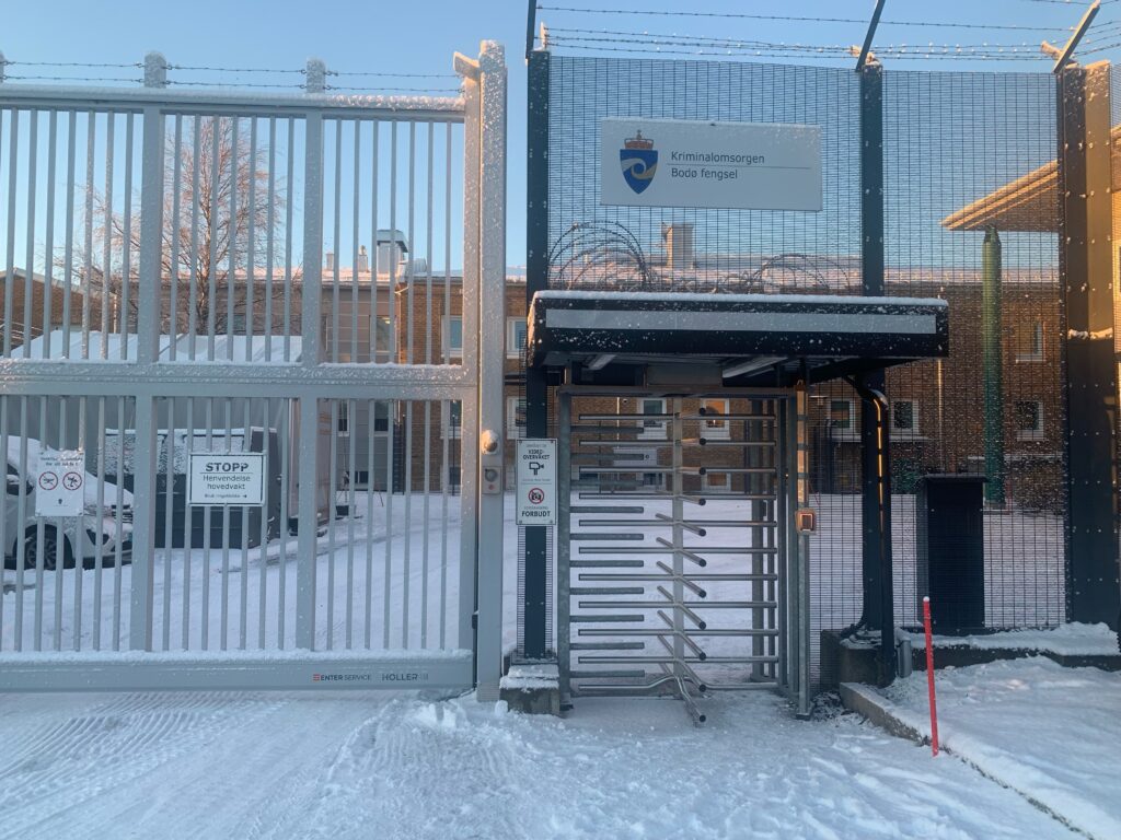 Ingangsparti Bodø fengsel med port og gitter. Snø på bakken.