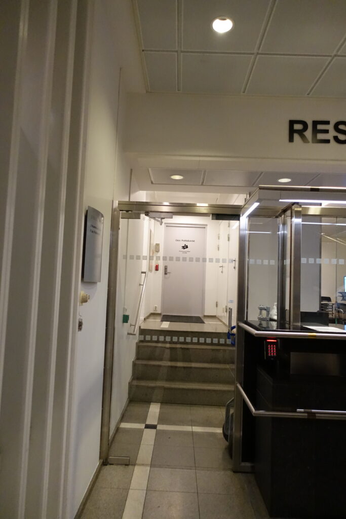 Inngangsparti med trapp og glass