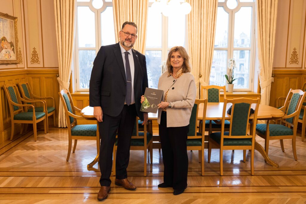 Sivilombud Hanne Harlem overrekker Sivilombudets årsmelding til første visepresident Svein Harberg. Foto: Peter Mydske/Stortinget