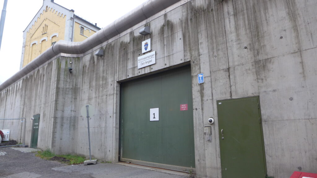 Eksteriørbilde Oslo fengsel - grå murvegg og grønn dør