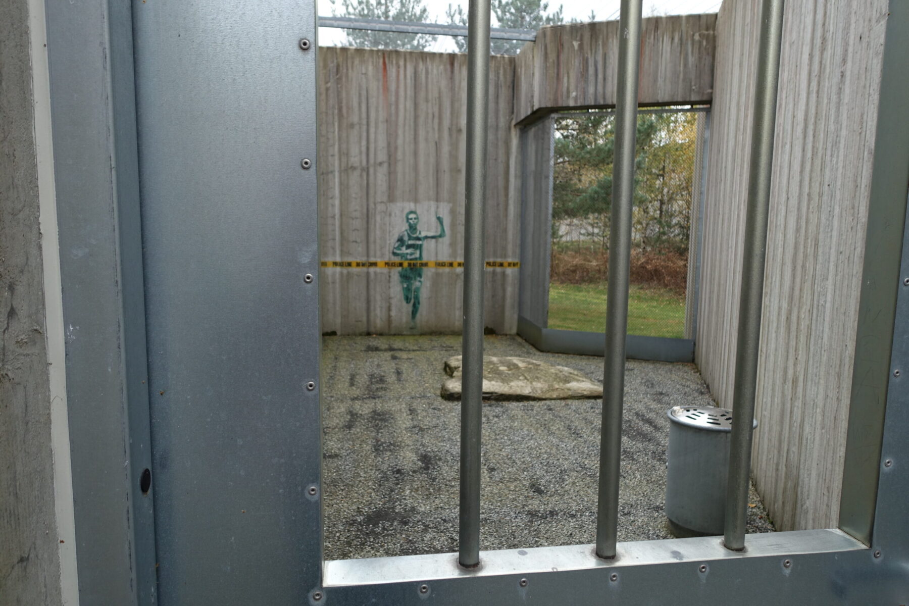 Gitter med utsikt mot lufteområde i fengsel