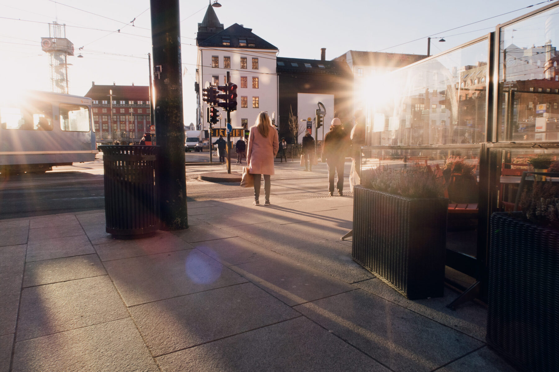 Person i bybildet - sol og skygger