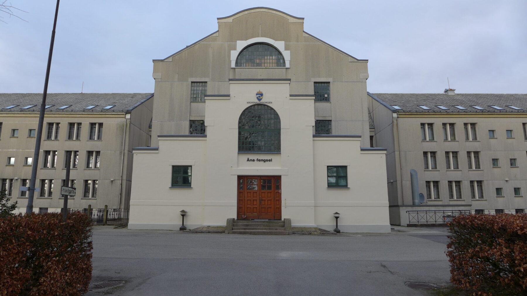 Grå fengselsbygning med skriften 
