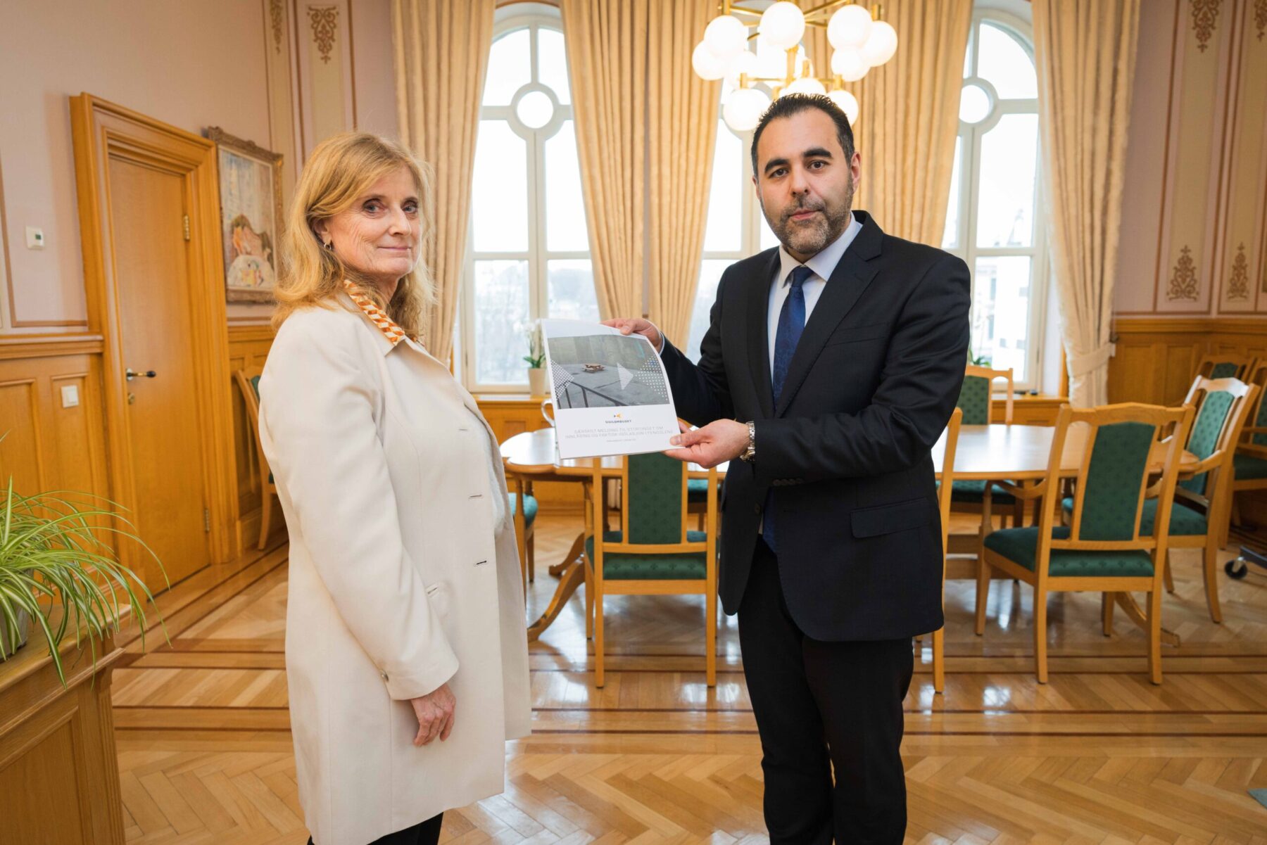 Sivilombud Hanne Harlem overleverer Dokument 4:1 (2024-2025) Særskilt melding til Stortinget om innlåsing og faktisk isolasjon i fengslene til stortingspresident Masud Gharahkhani.