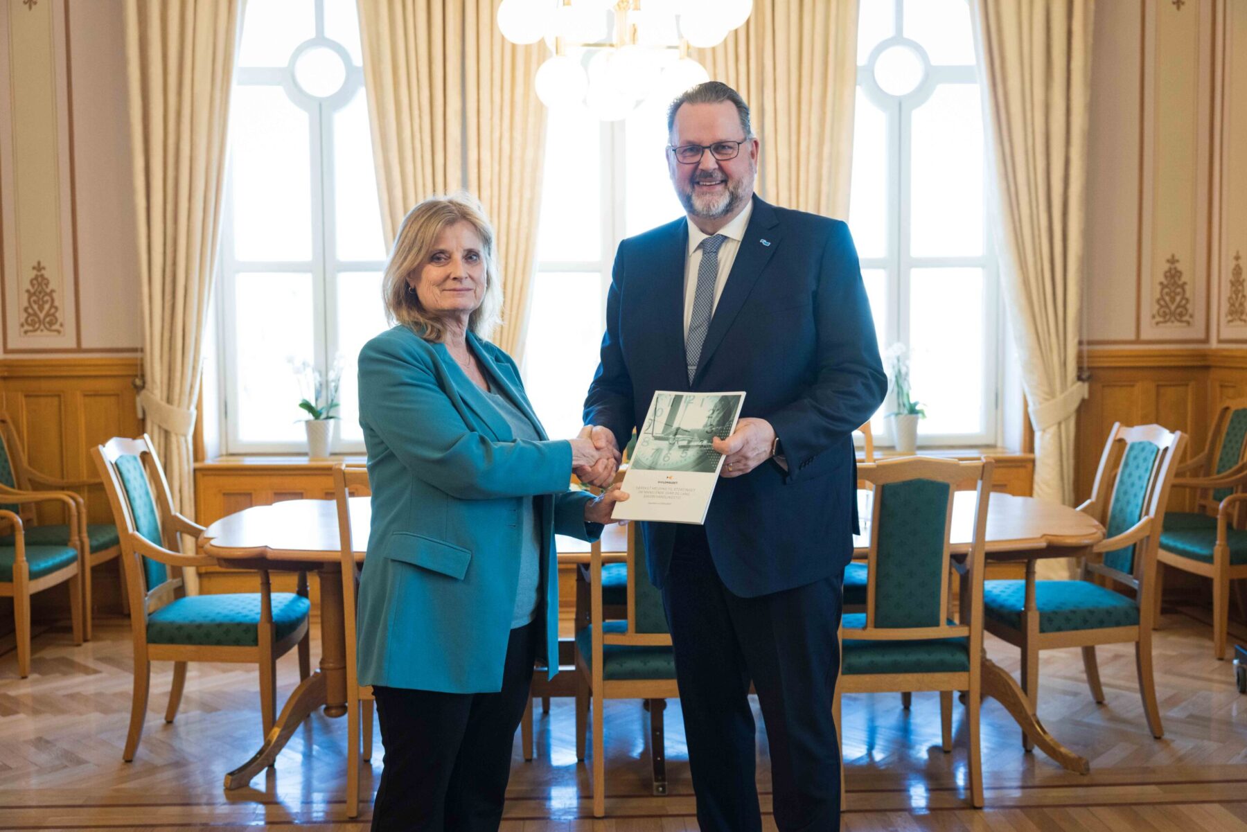 Sivilombud Hanne Harlem overleverer særskilt melding til første visepresident Svein Harberg.