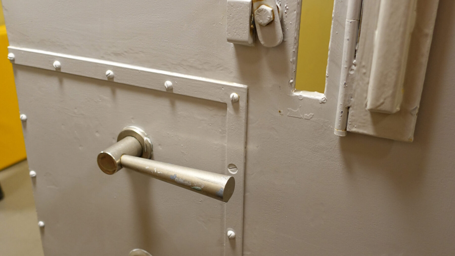 Dør til fengselscelle